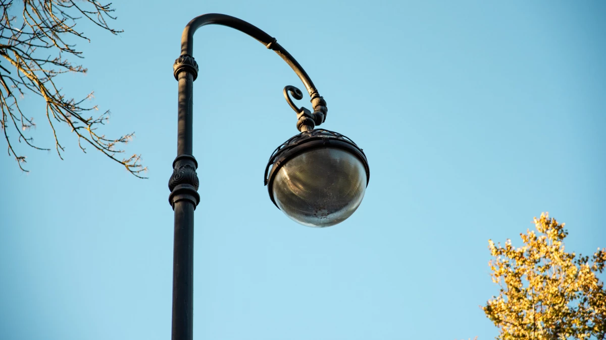 На улице Мартынова в Кронштадте началась реконструкция наружного освещения: установят 28 новых фонарей - tvspb.ru