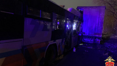 Более 10 человек пострадали в ДТП между автобусом и грузовиком в Новоселье