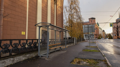 На Большеохтинском проспекте двое подростков разгромили автобусную остановку