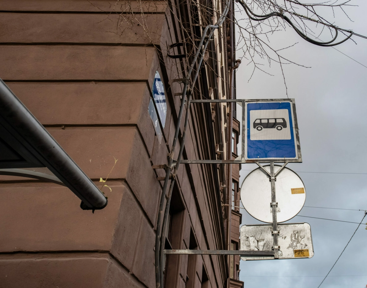 Автобус снес крышу остановке на перекрестке Садовой и Лермонтовского проспекта - tvspb.ru