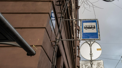 Автобус снес крышу остановке на перекрестке Садовой и Лермонтовского проспекта