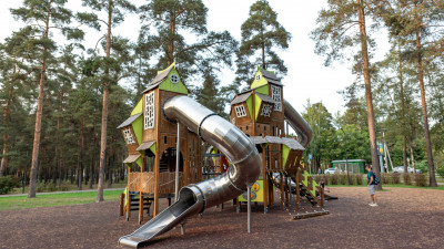 В Шушарах пьяный мужчина с ножом и пистолетом гонял детей по детской площадке