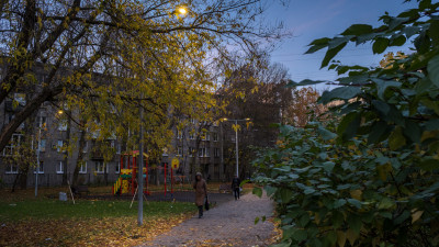 В квартале у метро «Приморская» обновили освещение