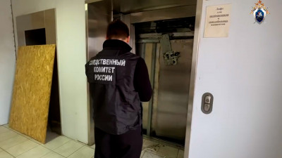 В Ленинградской областной больнице рабочего насмерть раздавило лифтом