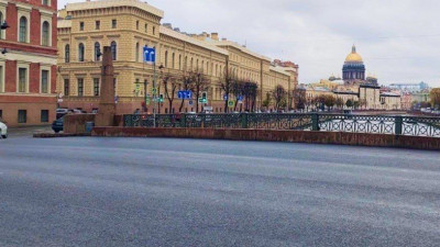 На Поцелуевом мосту заменили асфальт