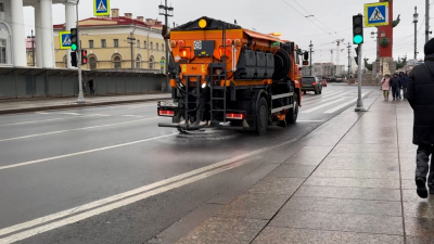 Коммунальные службы проводят превентивную обработку петербургских дорог и улиц