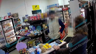 Прохожий обезвредил грабителя с ножом в продуктовом на улице Бадаева