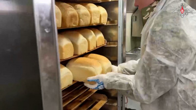 Как пекут домашний хлеб на передовой, рассказали в Минобороны РФ