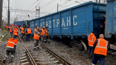 В Ленинградской области шесть вагонов грузового поезда сошли с рельсов