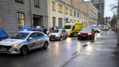 В Петербурге росгвардейцы помогли женщине, которая попала в ДТП на электросамокате