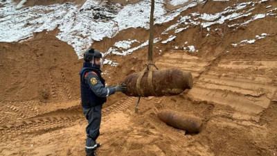 Пиротехники МЧС из Петербурга уничтожили шесть авиабомб времен войны в Псковской области