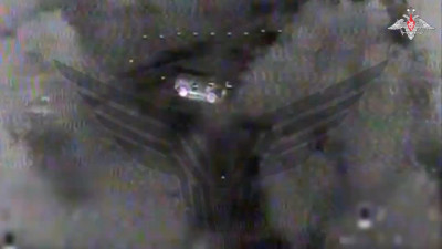 Минобороны РФ показало кадры прямого попадания FPV-дрона по ББМ противника
