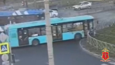 Водитель и кондуктор пострадали в ДТП с автобусом и троллейбусом на Ленинском проспекте