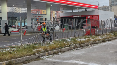 На проспекте Маршала Жукова сносят незаконную автостоянку