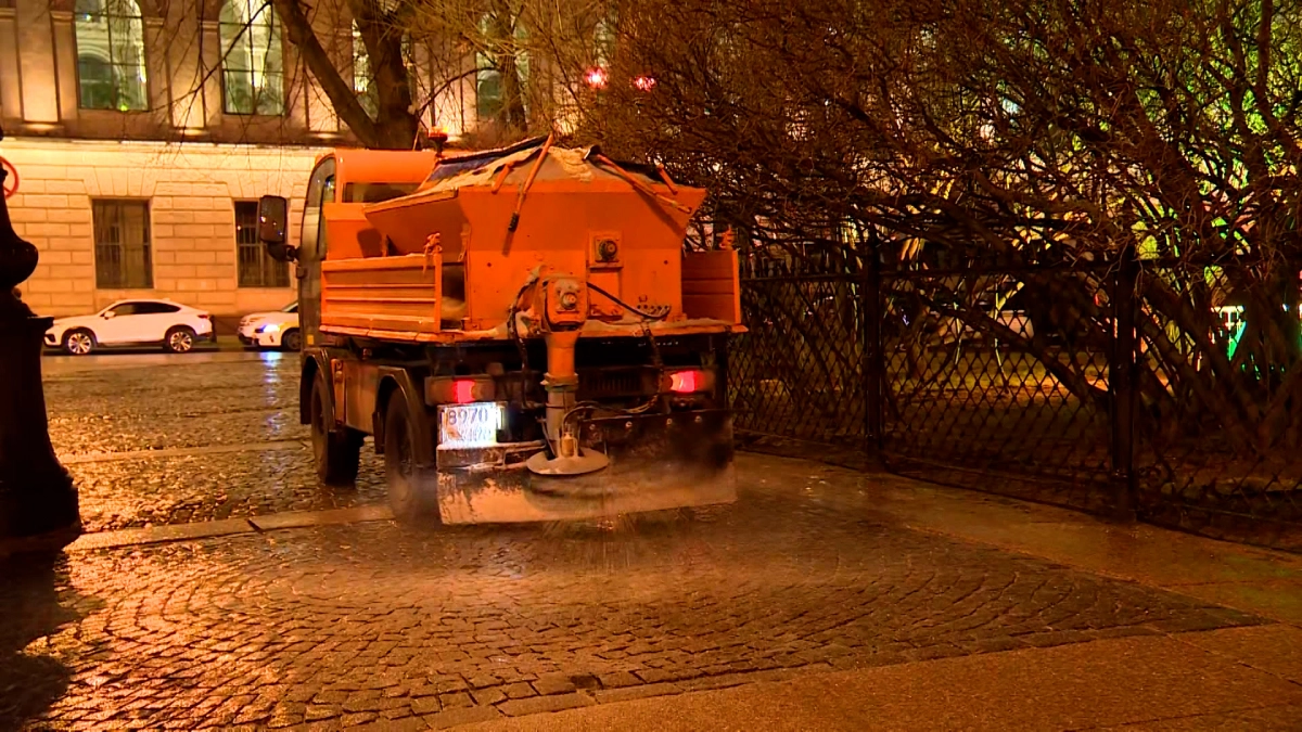 Коммунальные службы приводят город в порядок после ночных осадков - tvspb.ru