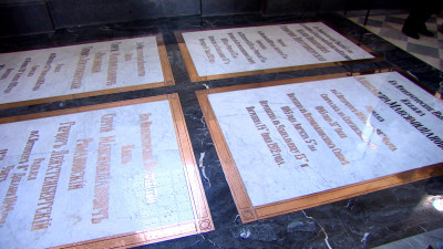 В Петропавловском соборе освятили восстановленные плиты на могилах герцогов Лейхтенбергских