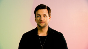 С Новым годом! Петербуржцев с праздником поздравляет певец Дмитрий Колдун