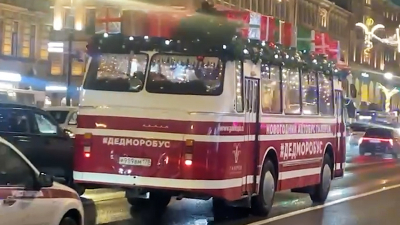 «ДедМоробус» начнет курсировать по центру Петербурга с 23 декабря