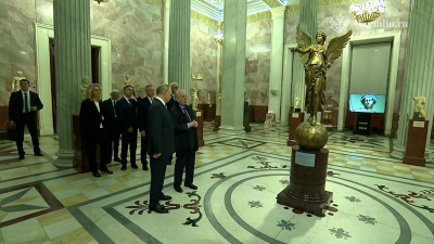 Владимир Путин осмотрел постоянную экспозицию античного искусства Эрмитажа