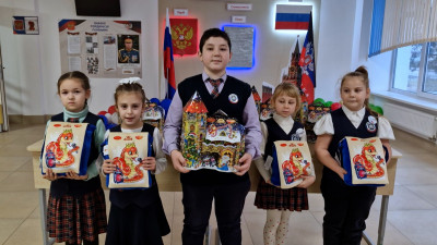 Петербург отправил в Мариуполь 11 машин с подарками