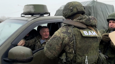 Военным водителям, выполняющим задачи в Курской области, передали новогодние открытки и письма от школьников Петербурга