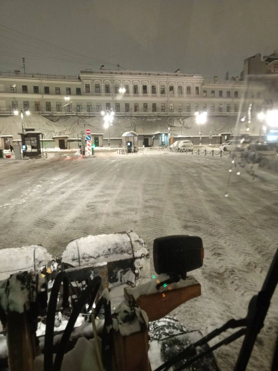 В Петербурге очистили от снега городские и перехватывающие автостоянки - tvspb.ru