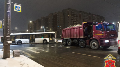 В Приморском районе самосвал столкнулся с автобусом