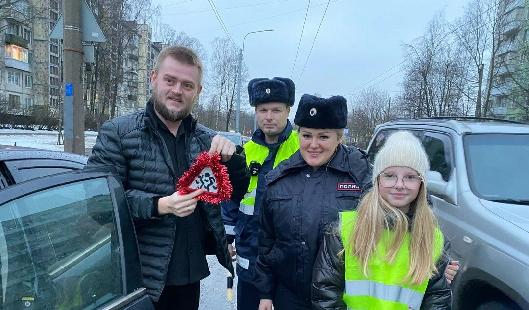 В трех районах Петербурга школьники вместе инспекторами ГАИ поздравили водителей с наступающим Новым годом - tvspb.ru