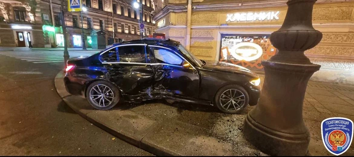 В центре Петербурга пьяный водитель BMW въехал в столб – пострадал пассажир-подросток - tvspb.ru