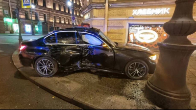 В центре Петербурга пьяный водитель BMW въехал в столб – пострадал пассажир-подросток