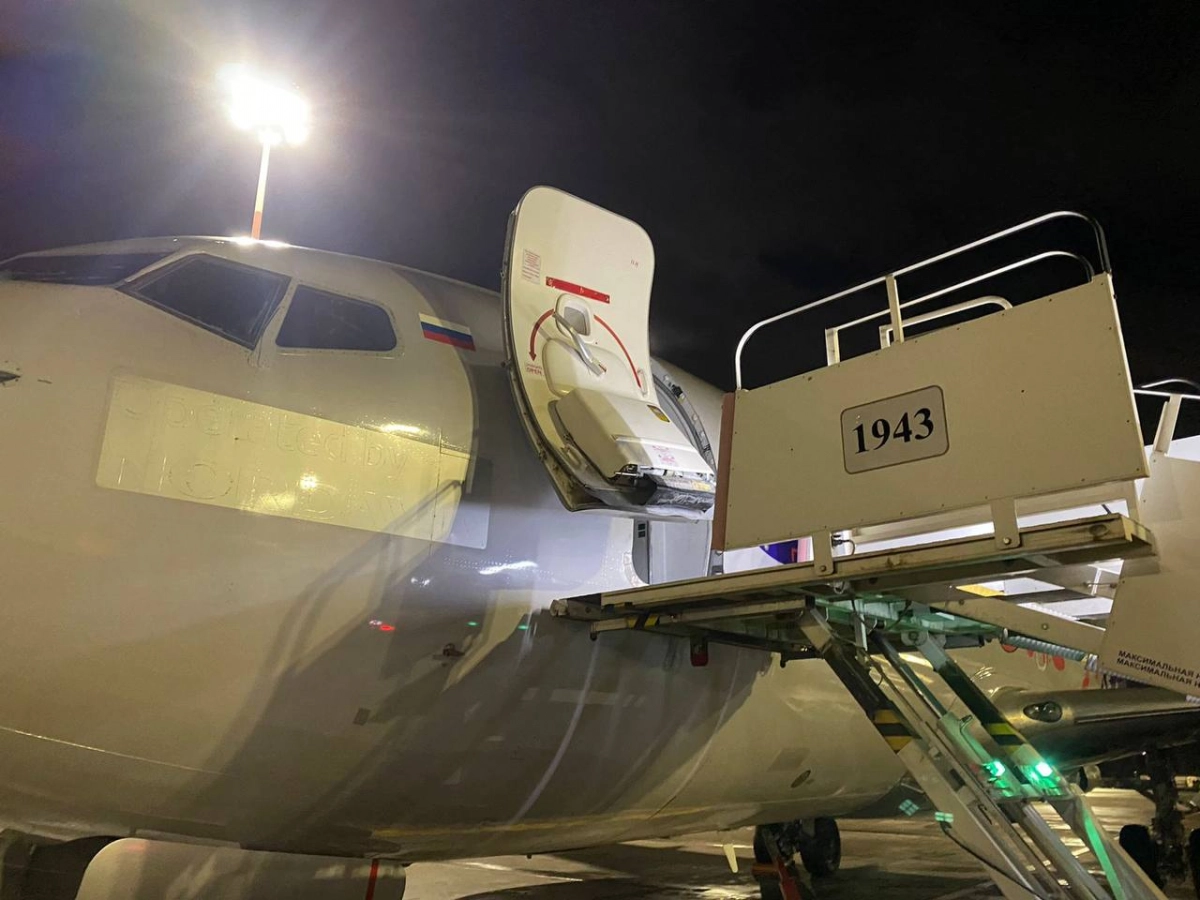 Уборщица авиакомпании пострадала при падении с трапа в аэропорту Пулково - tvspb.ru