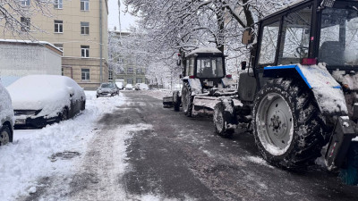 Городские службы продолжают убирать снег в круглосуточном режиме