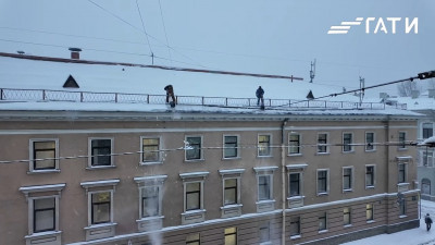 Крыши 4,8 тыс. зданий Петербурга очистят от снега в сжатые сроки