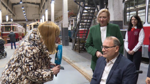 Образцовые стандарты Горэлектротранса: как помочь человеку на коляске при посадке в трамвай и почему важно — улыбнуться