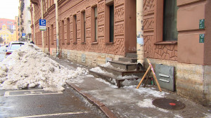 Уборка территории у нежилых зданий. Кто отвечает за лед на ступеньках и за скользкую плитку