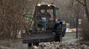 Уборка внутриквартальных территорий в Невском районе