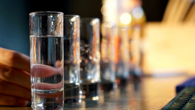 Алкоголь только по часам: рюмочной в жилом доме отказали в реестре ресторанов