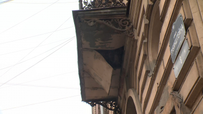 На улице Рубинштейна обрушились деревянные элементы балконной плиты