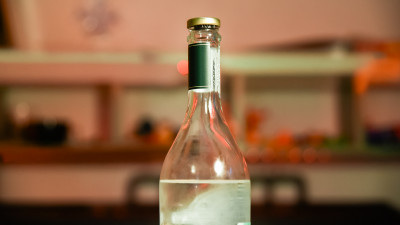 Красное лицо и мешки под глазами: врач о признаках развития у человека алкогольной зависимости