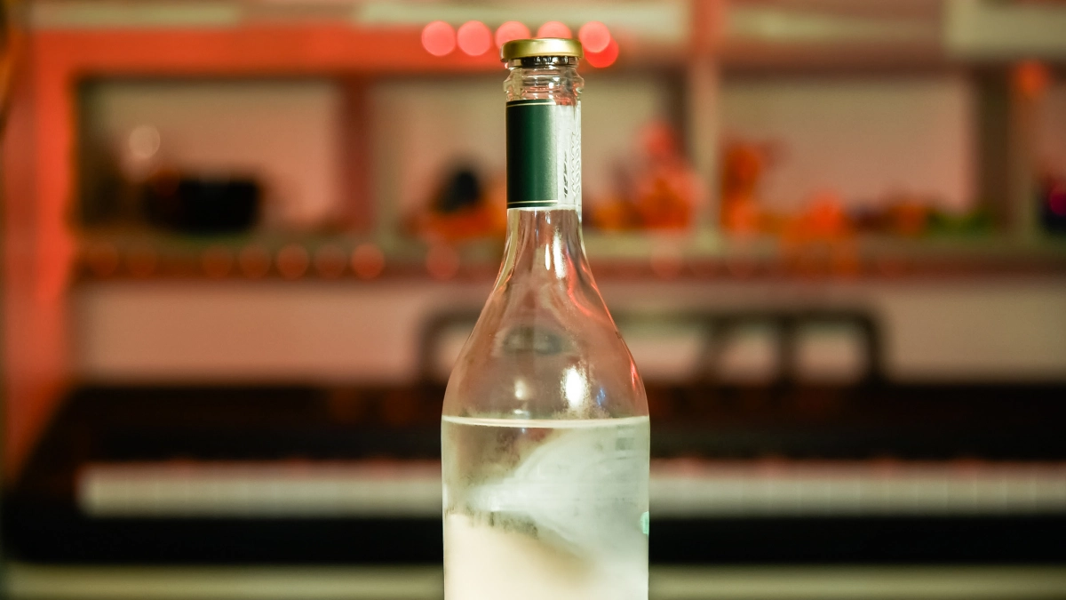 Ради бутылки спиртного: на Новочеркасском проспекте двое молодых людей напали на сотрудника магазина - tvspb.ru