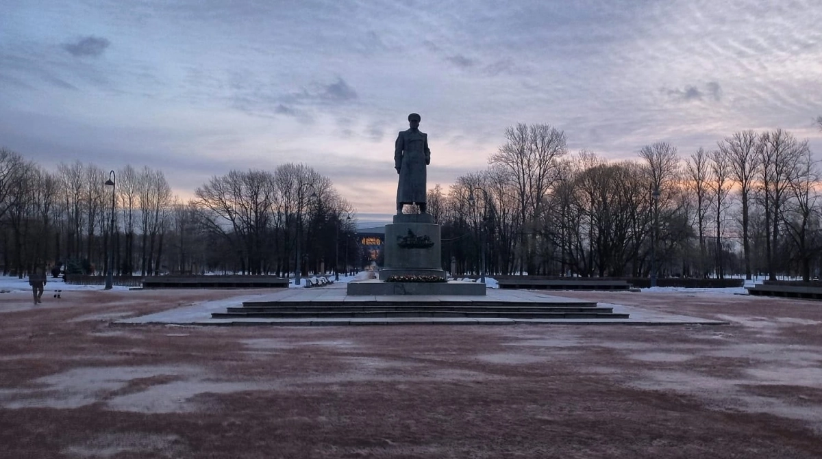 В Петербурге в связи с годовщиной Ленинградской Победы особое внимание уделяют расчистке подходов к памятникам - tvspb.ru