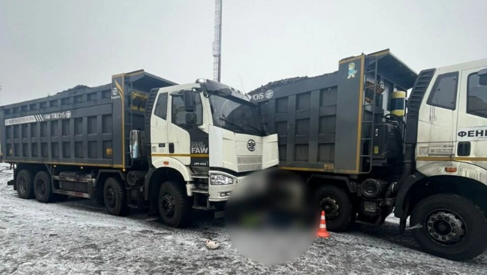 В порту Усть-Луга грузовик насмерть сбил мужчину и врезался в самосвал - tvspb.ru