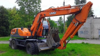 Мужчину будут судить за пьяную езду на экскаваторе по Петергофу