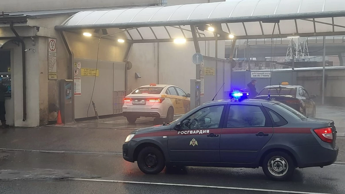 В Петербурге на автомойке водитель решил поторопить другого водителя «травматом» - tvspb.ru