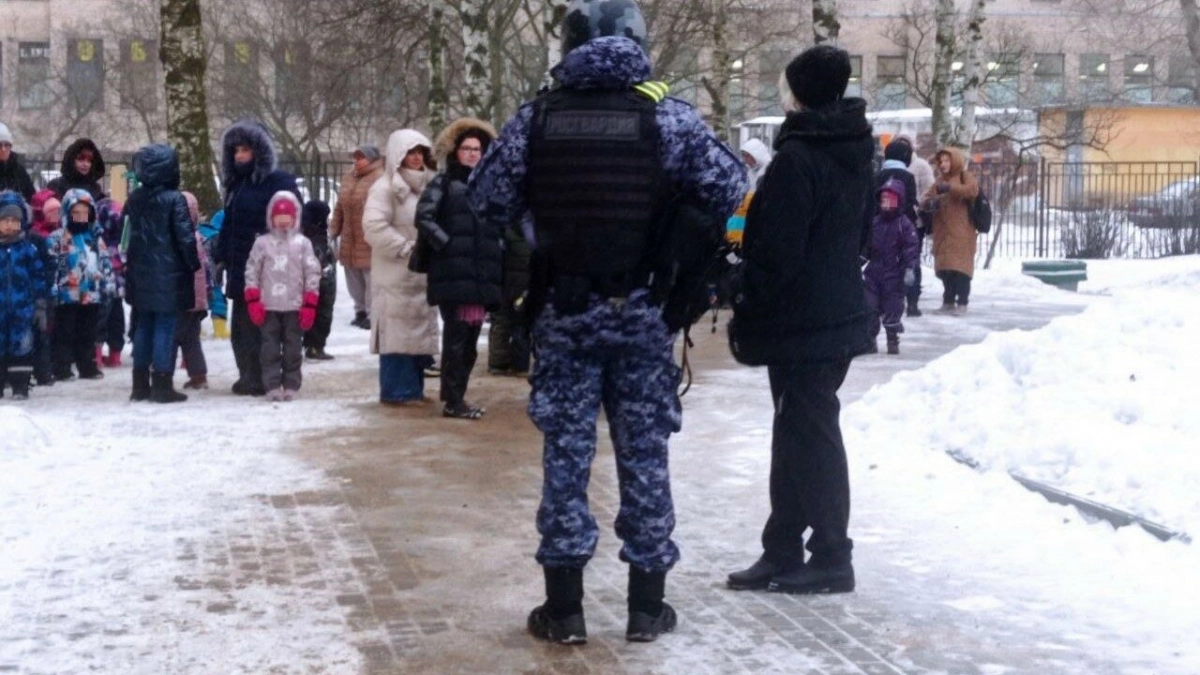 На Наличной улице росгвардейцы эвакуировали детсадовцев из-за задымления - tvspb.ru