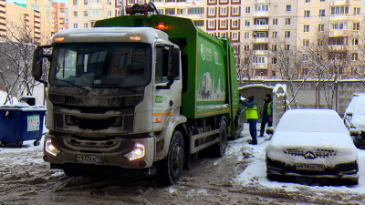 Почему водителям мусоровозов сложнее всего работать в зимние праздничные дни