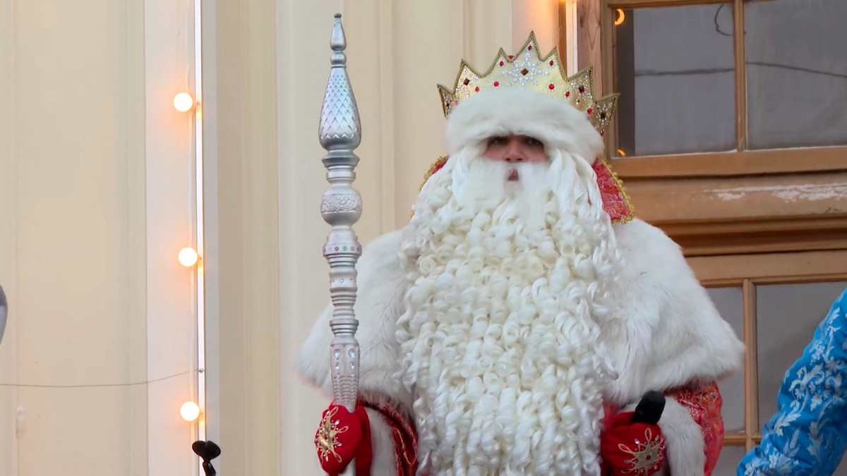 Чем ближе к празднику, тем дороже: как изменились цены на Деда Мороза и Снегурочку в Петербурге - tvspb.ru