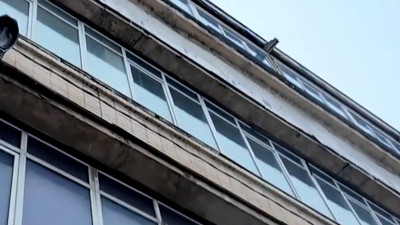 Владелец здания на Шкапина, где наледь упала на прохожих, неоднократно нарушал правила содержания фасада