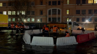 На Гапсальской из-за таяния снега и дождливой погоды из канализации бил фонтан