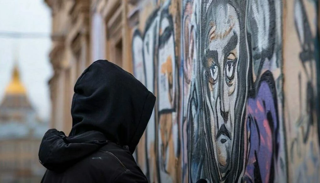 Расклейщиков объявлений и авторов граффити в Петербурге будут штрафовать от трех до пяти тысяч рублей - tvspb.ru